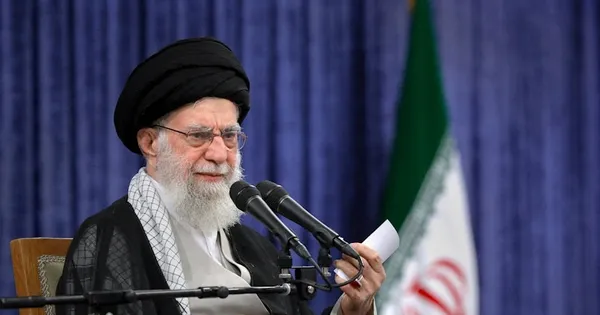 Lãnh tụ Tối cao Iran thẳng thừng bác bỏ lời kêu gọi đầu hàng của Tổng thống Mỹ