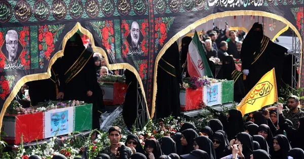 Iran tổ chức tang lễ các chỉ huy quân đội thiệt mạng vì hỏa lực Israel