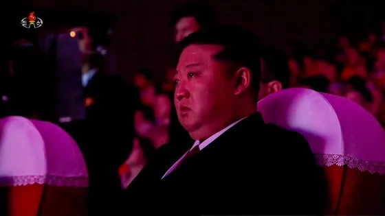 Chủ tịch Triều Tiên Kim Jong Un rưng rưng nước mắt tại chương trình nghệ thuật