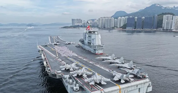 Người dân Hồng Kông 'đổ xô' xem tàu sân bay Trung Quốc