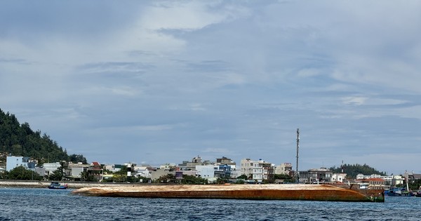 Vụ chìm sà lan ở Lý Sơn khiến 9 người chết và mất tích: Vì sao vẫn chưa trục vớt tàu kéo?