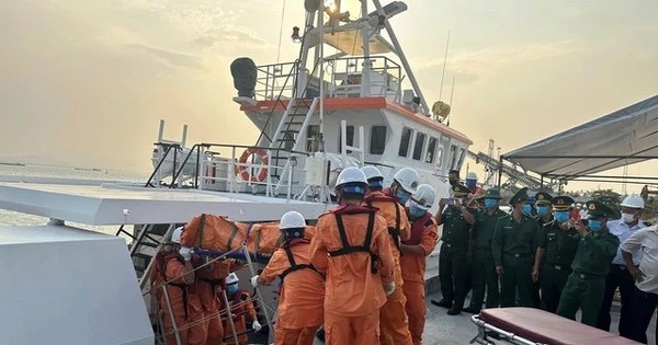 Quảng Ngãi yêu cầu khẩn trương trục vớt tàu kéo sà lan chìm trên biển Lý Sơn