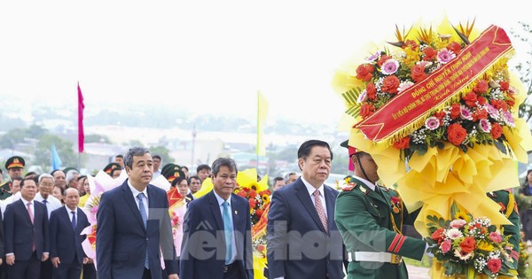 Trưởng Ban Tuyên giáo và Dân vận Trung ương Nguyễn Trọng Nghĩa dâng hương tưởng nhớ anh hùng liệt sĩ tại Bình Định