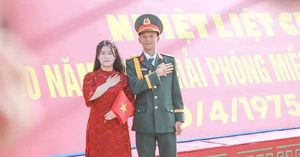 Người dân Bình Định xuống phố check-in, lưu giữ khoảnh khắc đáng nhớ trong ngày lịch sử