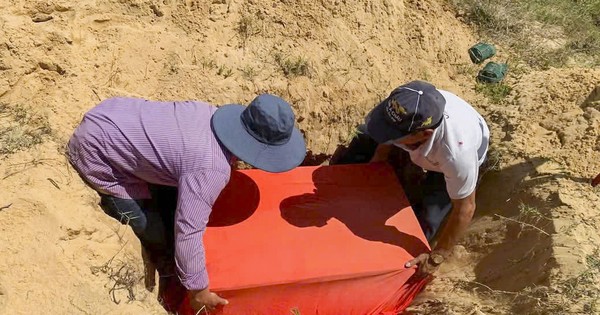 Ngư dân Quy Nhơn chôn cất cá voi ‘lụy bờ’ theo phong tục truyền thống