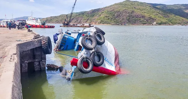 Tàu lật ở cầu cảng Quy Nhơn, 50 tấn hàng chìm xuống nước