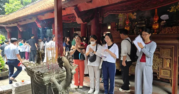 Sĩ tử cầm bút, phiếu dự thi lên Văn Miếu cầu may trước kỳ thi THPT 2025