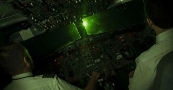 Làm gì khi phát hiện nguồn sáng uy hiếp an toàn bay ở Tân Sơn Nhất?