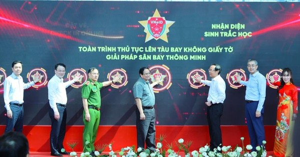 Thủ tướng bấm nút kích hoạt VNeID đi máy bay tại Tân Sơn Nhất