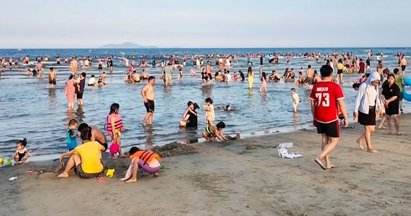 Biển Đà Nẵng đông nghịt người 'giải nhiệt'