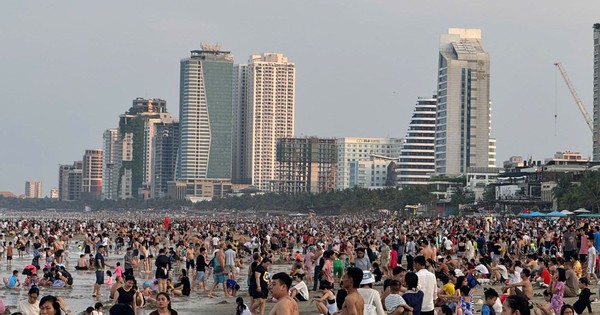 Đông nghịt người tắm biển Đà Nẵng