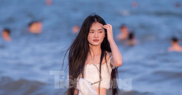 Nhiều người 'giải nhiệt' ở biển Bãi Cháy