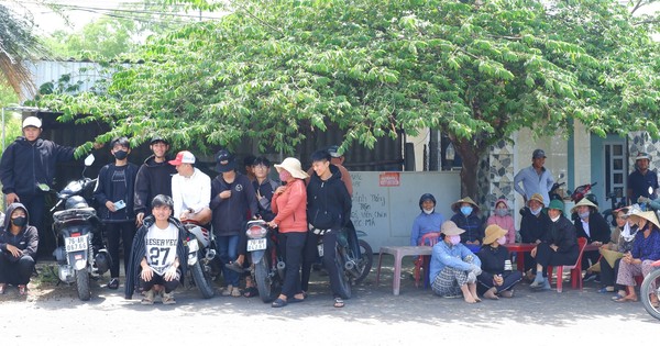 Người dân Quảng Ngãi đội nắng chờ đón linh cữu nguyên Chủ tịch nước Trần Đức Lương