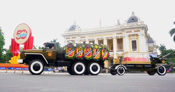 Linh xa chở linh cữu nguyên Chủ tịch nước Trần Đức Lương tiến về sân bay Nội Bài
