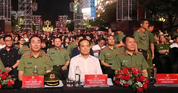 Hàng nghìn người theo dõi gala âm nhạc vinh quang Công an Nhân dân Việt Nam