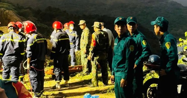 Mở đường, thả dây đưa thi thể du khách dưới vực sâu ở bán đảo Sơn Trà lên