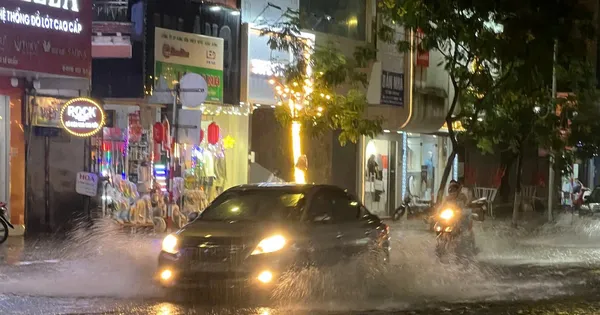 Mưa lớn, người dân Đà Nẵng nửa đêm đưa xe đi tránh ngập