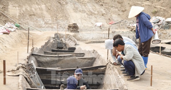 Hình ảnh khai quật khẩn cấp hai thuyền cổ ở Bắc Ninh