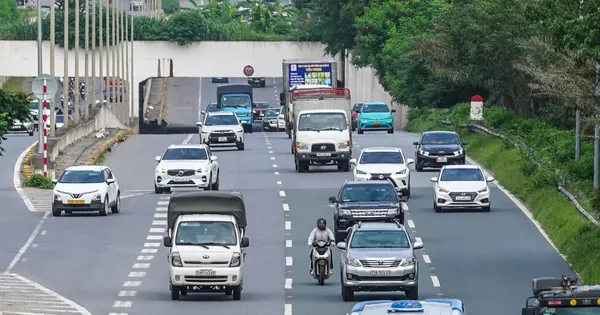 Xe máy tràn vào cao tốc Đại lộ Thăng Long 'né' ùn tắc
