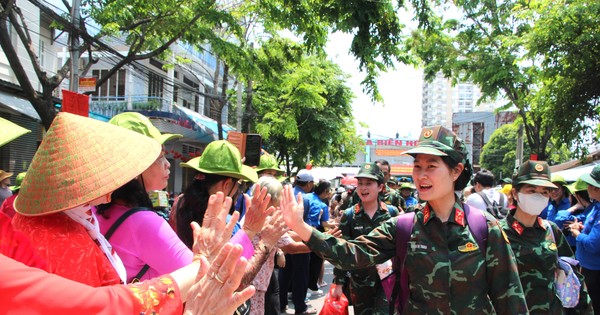 Đón chuyến tàu đầu tiên chở hàng ngàn quân nhân vào Nam hợp luyện diễu binh