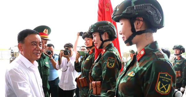 Thường trực Ban Bí thư Trần Cẩm Tú thăm lực lượng tham gia diễu binh, diễu hành tại Đồng Nai