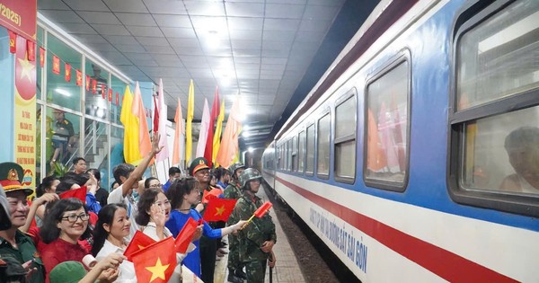 Đông đảo người dân tới ga Biên Hòa chia tay các đoàn diễu binh về đơn vị