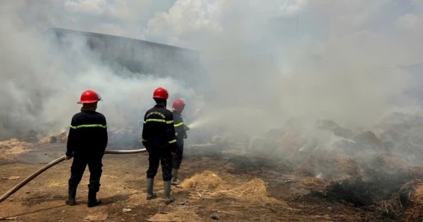 Kho rơm lớn bất ngờ bốc cháy, khói mù mịt trên quốc lộ 1