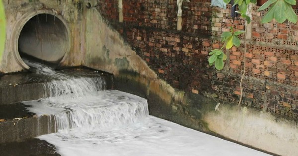 Đồng Nai kiểm tra nước 'lạ' từ khu công nghiệp đổ ra suối Bà Lúa