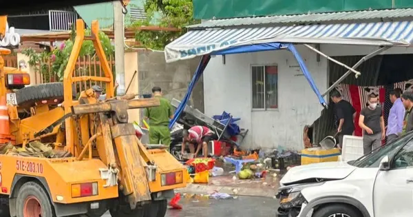 Ô tô tông văng xe máy rồi lao vào nhà dân, 2 người thương vong
