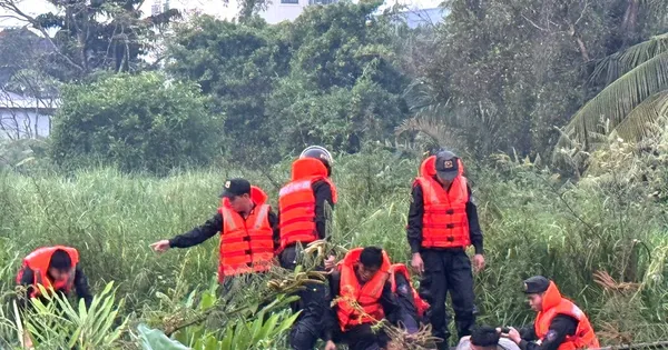 Hàng chục cảnh sát bao vây bắt ghe hút cát trên sông Đồng Nai