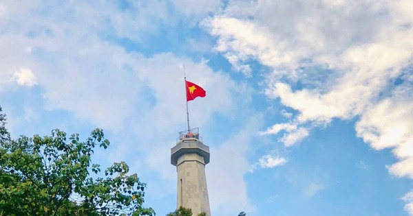 Trang trọng lễ thượng cờ 71 năm Chiến thắng Điện Biên Phủ