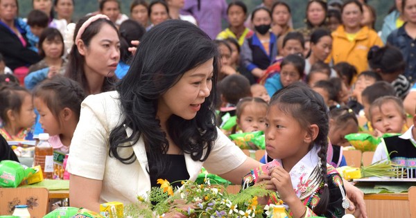 Phu nhân Tổng Bí thư Tô Lâm tặng quà trẻ em vùng cao Điện Biên