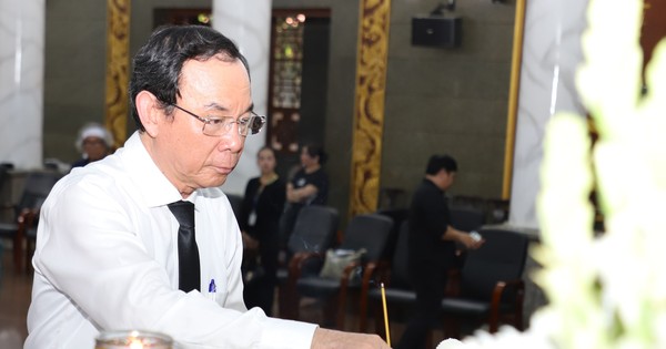 Bí thư Thành ủy TPHCM Nguyễn Văn Nên viếng nhạc sĩ Lư Nhất Vũ