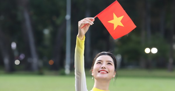 Bạn trẻ chụp ảnh check in Dinh Độc Lập dịp kỷ niệm ngày thống nhất đất nước