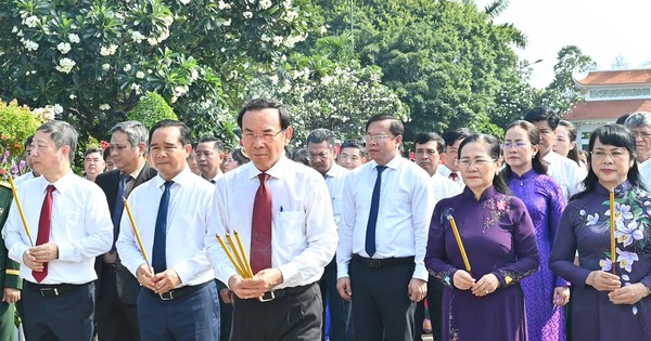 Lãnh đạo TPHCM dâng hoa, dâng hương tri ân các Anh hùng liệt sĩ