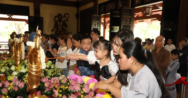 Người dân nô nức đến chùa hành lễ tắm Phật