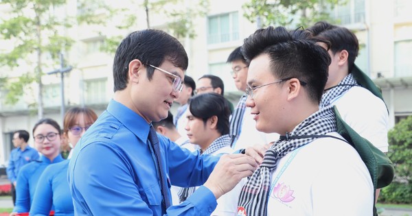 444 đại biểu dâng hoa Chủ tịch Hồ Chí Minh, đón nhận Huy hiệu Thanh niên tiên tiến làm theo lời Bác