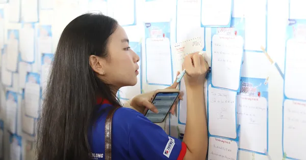 Nghìn bạn trẻ TPHCM tiếp sức sĩ tử vượt vũ môn