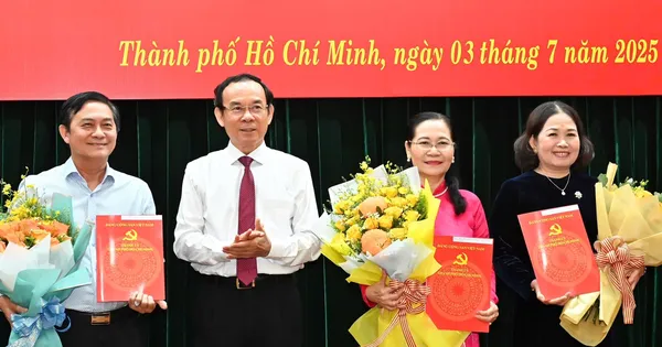 Trao quyết định của Bộ Chính trị, Ban Bí thư tại TPHCM