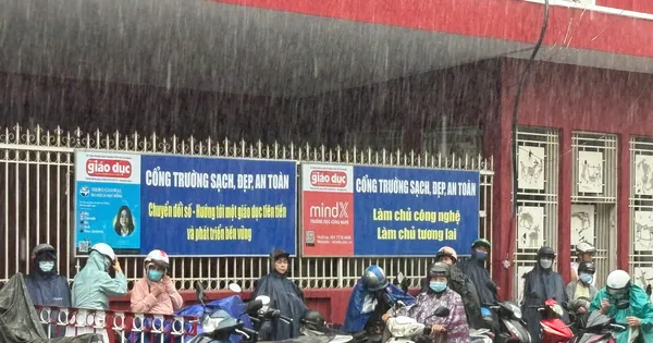 Xúc động hình ảnh phụ huynh TPHCM đội mưa chờ con thi tốt nghiệp