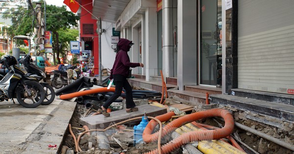 Nhếch nhác vỉa hè phố 'vàng, bạc' trung tâm Hải Phòng