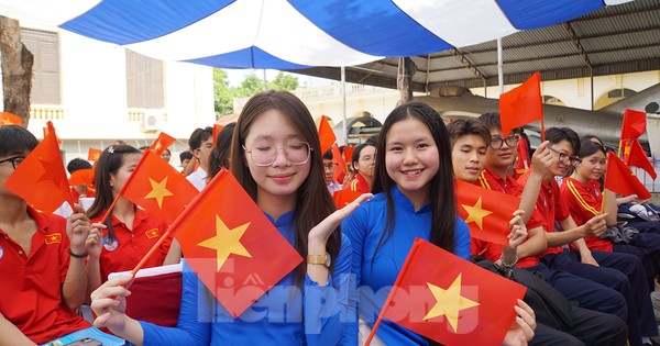 Giới trẻ hào hứng xem tư liệu, hiện vật lịch sử Hải Phòng