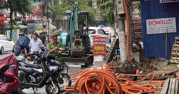 Nhóm công nhân tự ý di dời bốt điện ở phố trung tâm Hải Phòng
