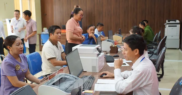 Đặc khu Cát Hải làm xuyên trưa hỗ trợ thủ tục cho người dân trên đảo