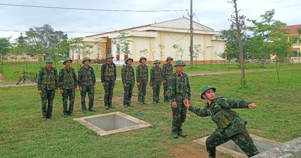 Chiến sĩ mới Trung đoàn Tu Vũ thi tài bắn súng, ném lựu đạn và đánh thuốc nổ