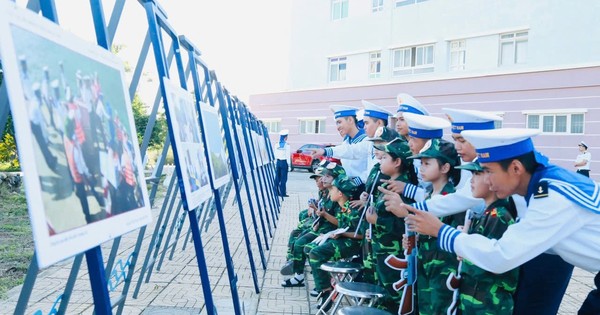 Rộn ràng tiếng cười trẻ thơ ở Trường Sa và căn cứ quân sự Cam Ranh