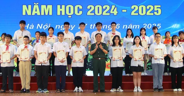 Tuyên dương học sinh tiêu biểu là con em bộ đội