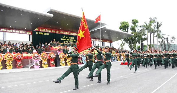 Sư đoàn Bộ binh chủ lực 324 đón nhận Huân chương Bảo vệ Tổ quốc và Huân chương Anh dũng