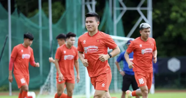 Ông Kim Sang-sik ưu tư nhìn đội tuyển Việt Nam đội nắng 'rèn công' đấu Malaysia
