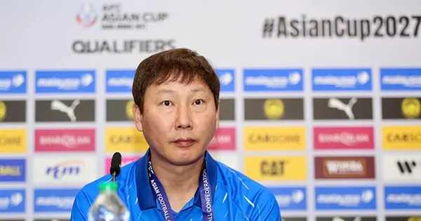 HLV Kim Sang-sik: Malaysia có tới 18 cầu thủ Việt Nam chưa từng biết đến
